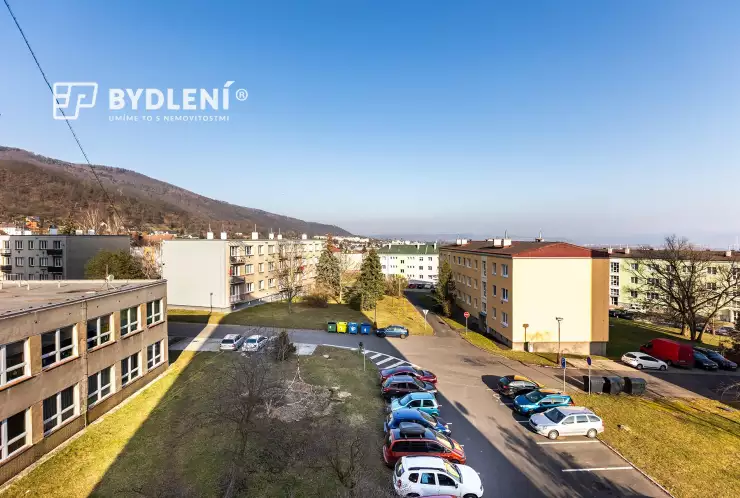 pohled z lodžie před dům