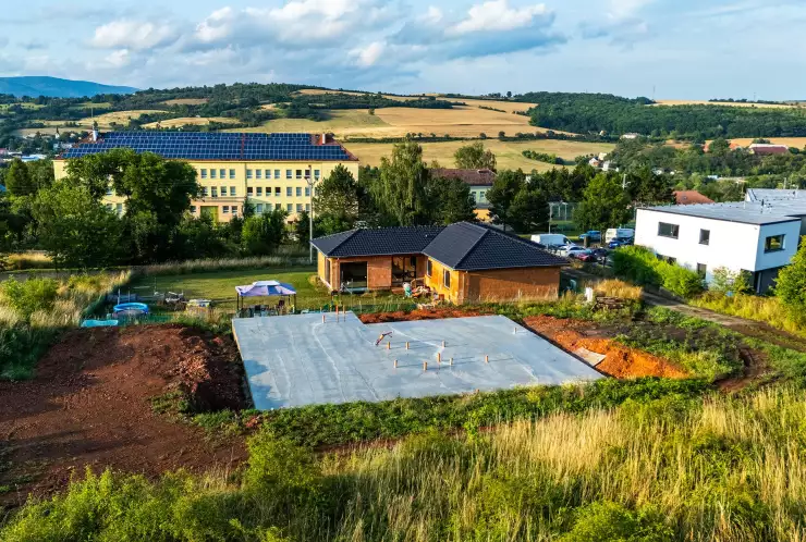 pozemek se základovou deskou