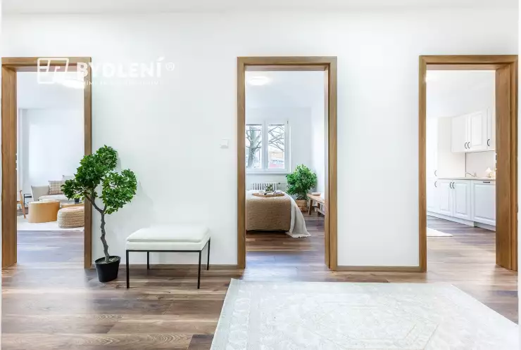 chodba s dveřmi do pokojů