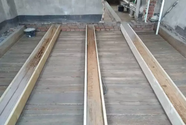 zpevnění původních trámů