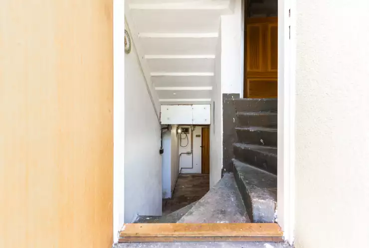 schodiště do sklepa
