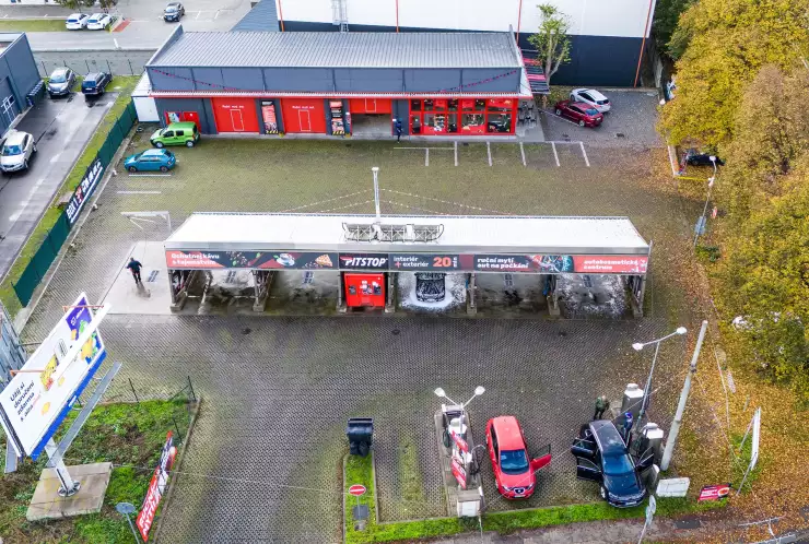 automyčka s kavárnou