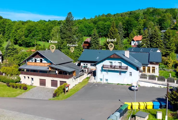 pohled na dům a hotel z parkoviště