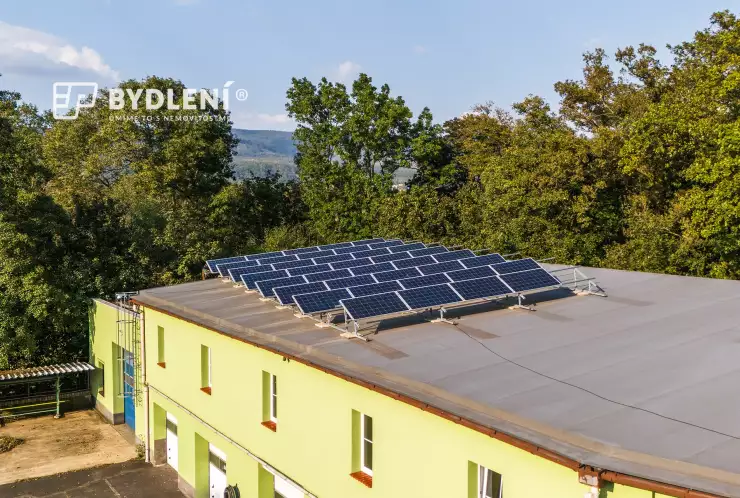 budova se solárními panely