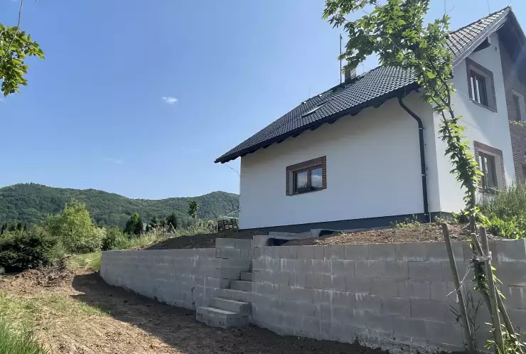 Opěrná zeď a schodiště