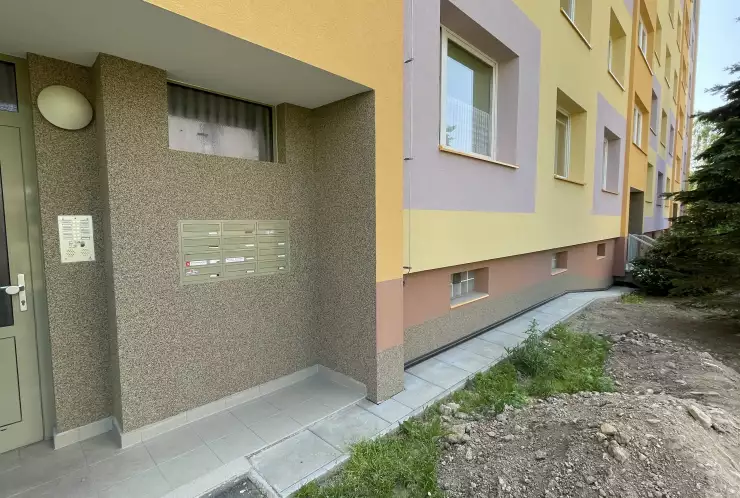 Vstup a sokl panelového domu