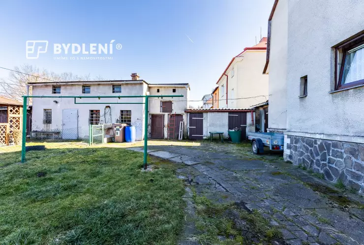 dvůr za domem