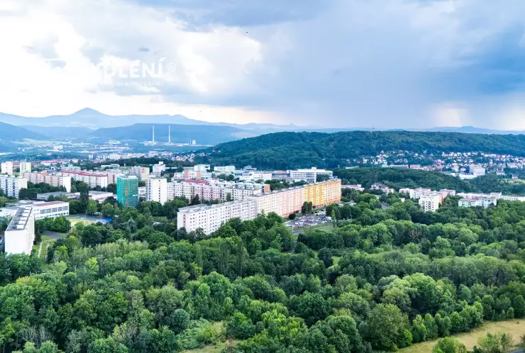 panelový dům a okolí