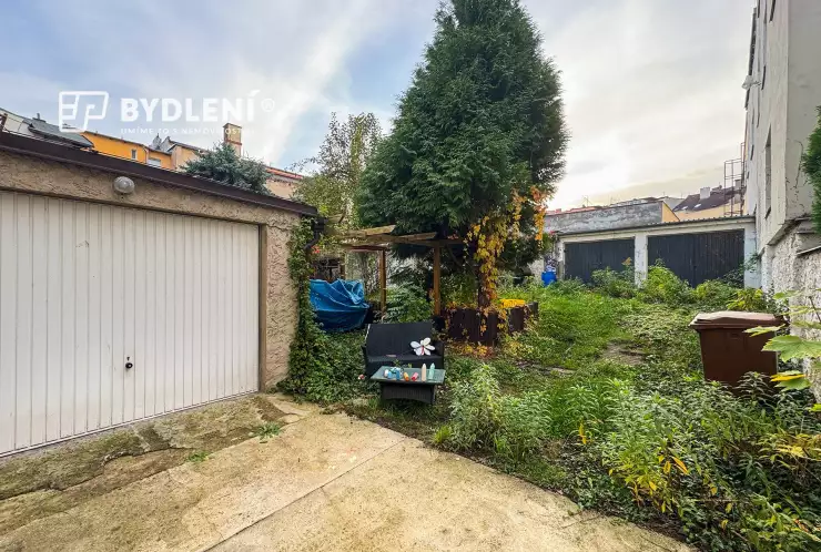 zahrada za domem
