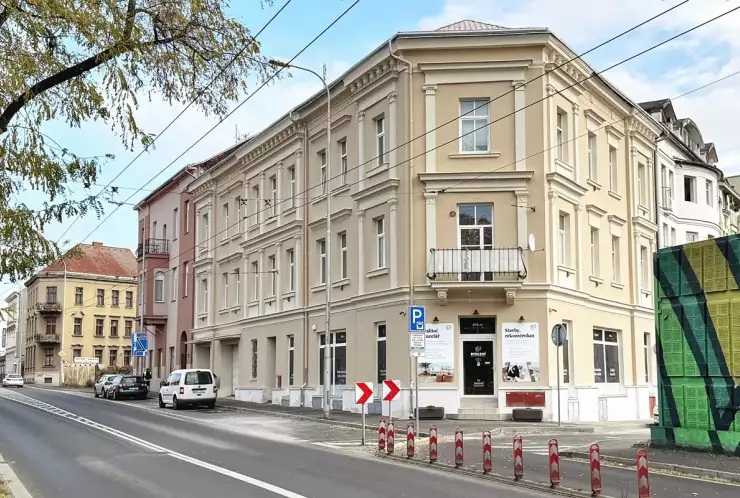 Vchod do 3P Bydlení, na rohu Tržního náměstí a ulice Na Hrázi