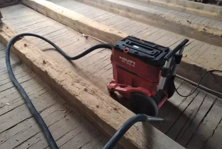 podlaha po odebrání škvárového podsypu a oškrábání nezdravých části původních trámů