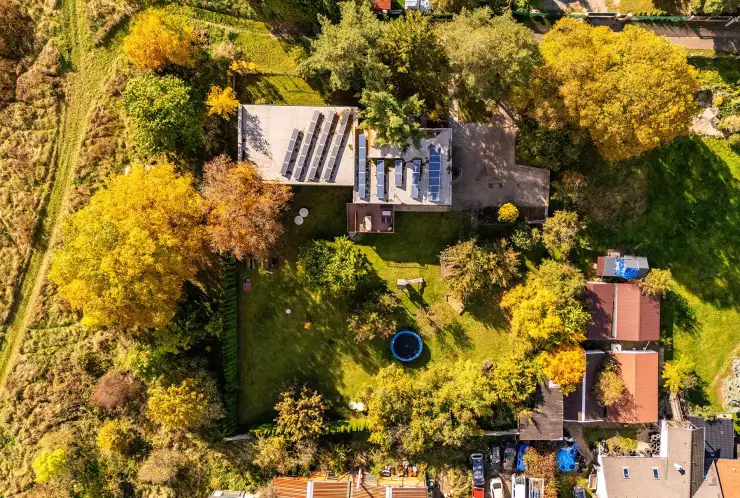 pohled na dům a zahradu