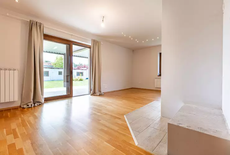 obývací pokoj se vstupem na terasu