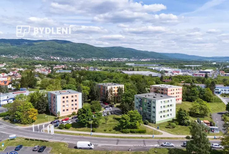 panelový dům a okolí