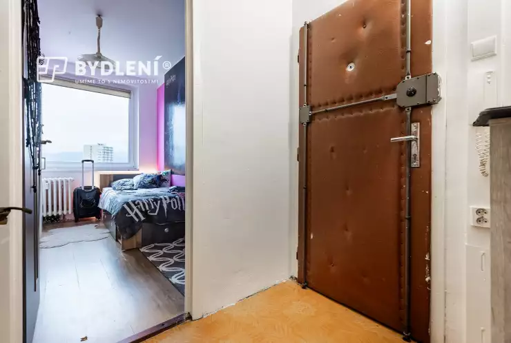 vchodové dveře a pokoj