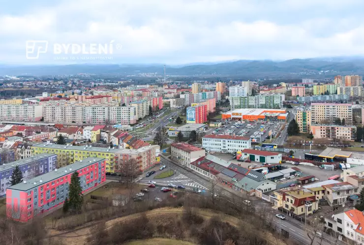 budova s kancelářemi a okolí