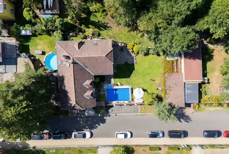 pohled na dům a zahradu zeshora