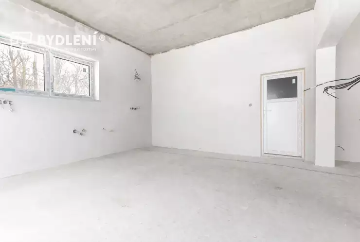 Kuchyně se vstupem do garáže