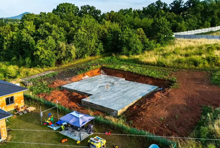 pozemek se základovou deskou