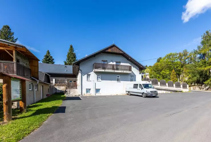 pohled na hotel z parkoviště