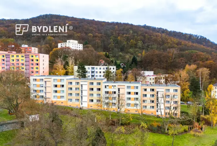 panelový dům a okolí