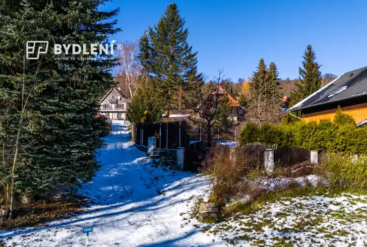 Příjezdová cesta k pozemku