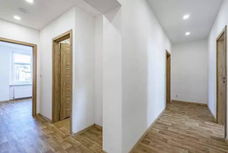 Chodba spojující všechny místnosti v bytě