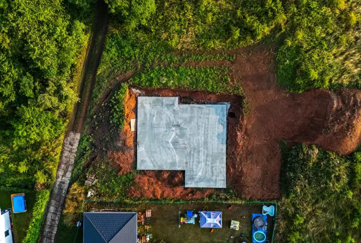 pozemek se základovou deskou