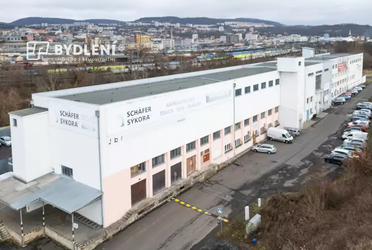 budova s prostory k pronájmu