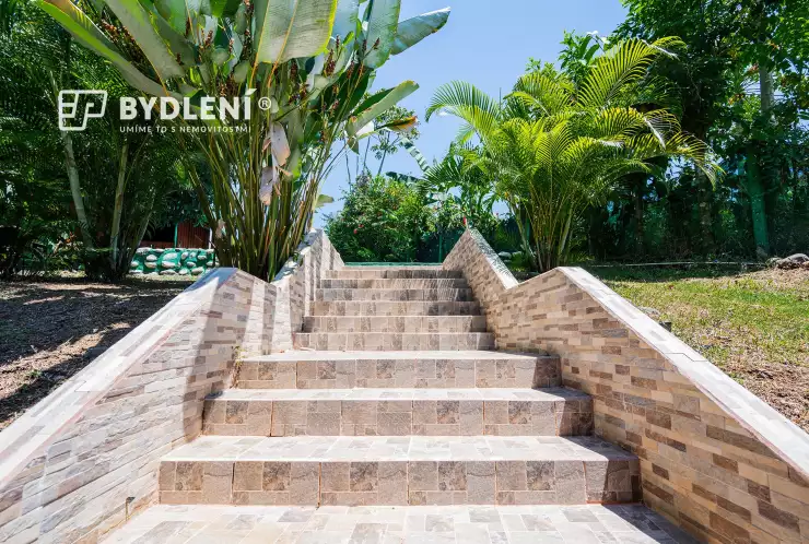 Schody k apartmánům