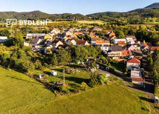 Pozemek, Pražská, Žalany