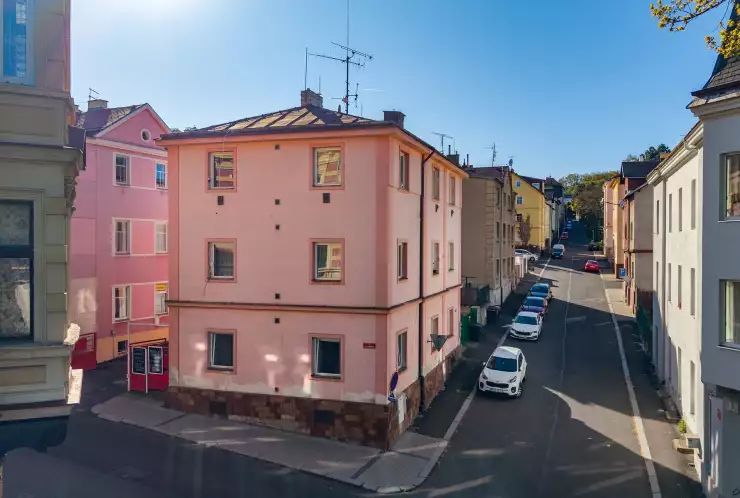 Pohled na roh domu z ulice