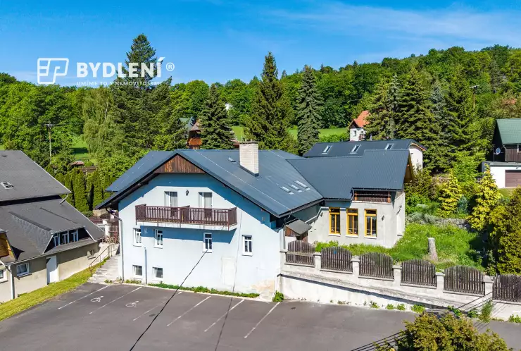 pohled na hotel z parkoviště
