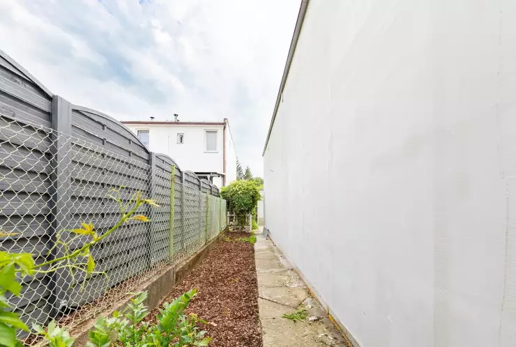 Záhony a cesta propojují přední zahradu se zadní část domu