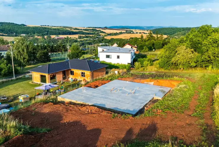 pozemek se základovou deskou