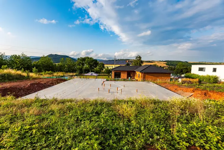 pozemek se základovou deskou