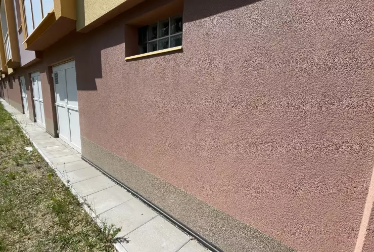 Detail soklu panelového domu