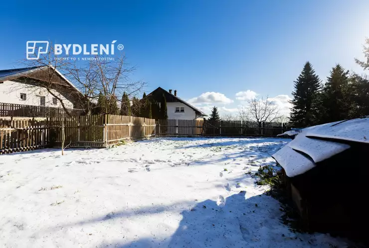 Pozemek je oplocený