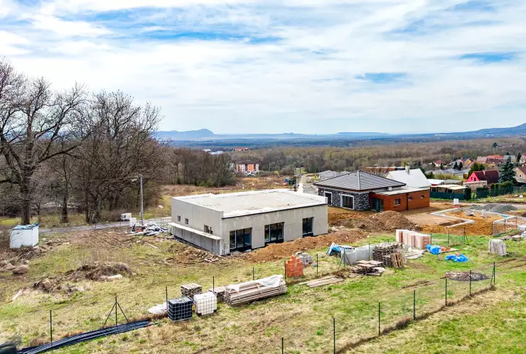 Pohled na dům zadní strana - duben 2026