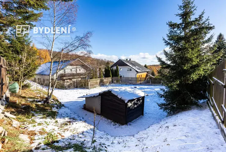 Pohled z rohu pozemku