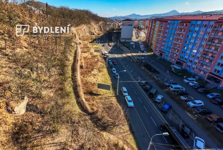 pozemek a sídliště