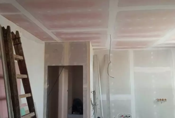 na stropě protipožární sádrokartony