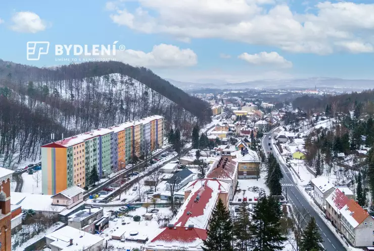 panelový dům a okolí