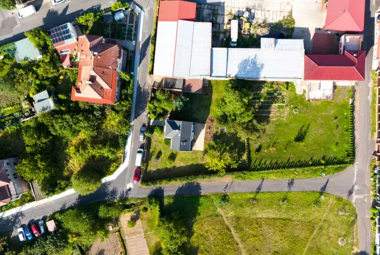 pohled na dům a zahradu ze shora