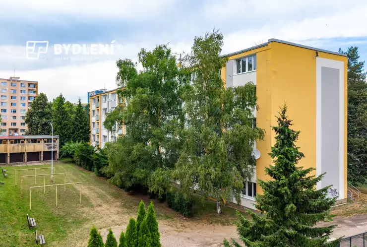 panelový dům a okolí