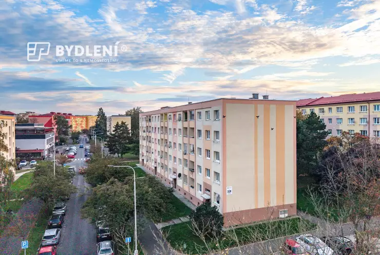 Byt 2+1, V. Nezvala, Most