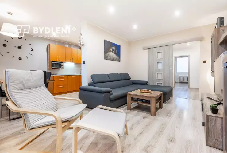 obývací pokoj s kuchyňským koutem