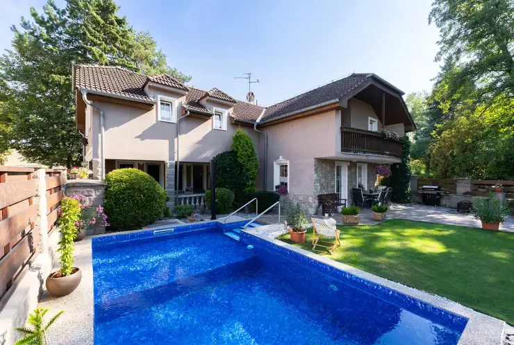 dům s bazénem