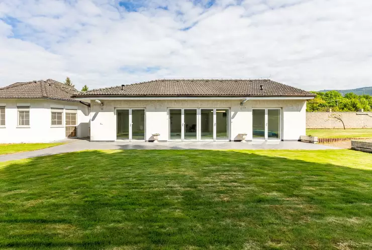 pohled na domek s bazénem