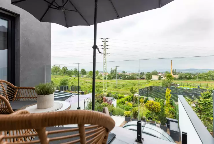 Pohled z balkónu do zahrady